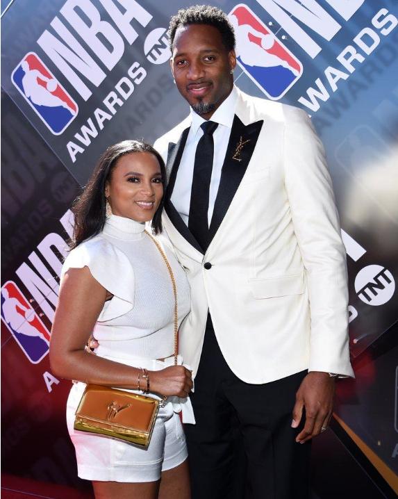 闹剧远没有 闹剧远没有