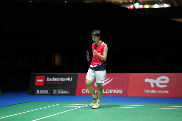 今年中国行首个名场面！巴特勒换衣服险入女厕 发现不对劲满脸尴尬