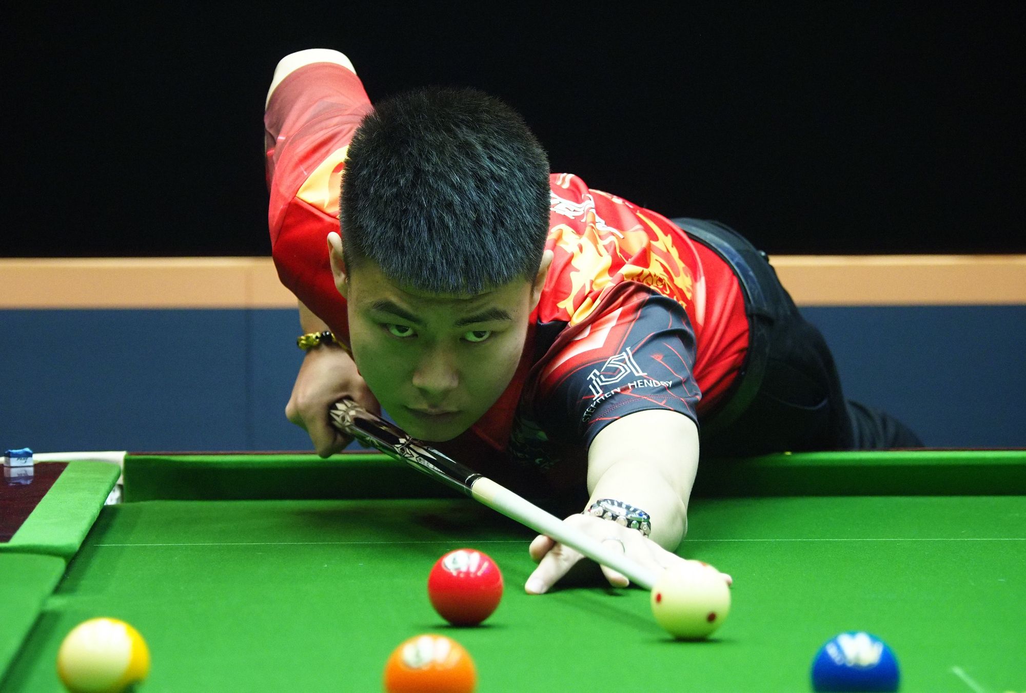 尤其是在两 尤其是在两